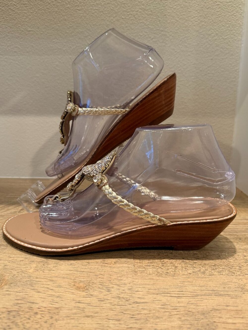Tommy Bahama Women's Tan Gold Low Heel Sandals Size 9